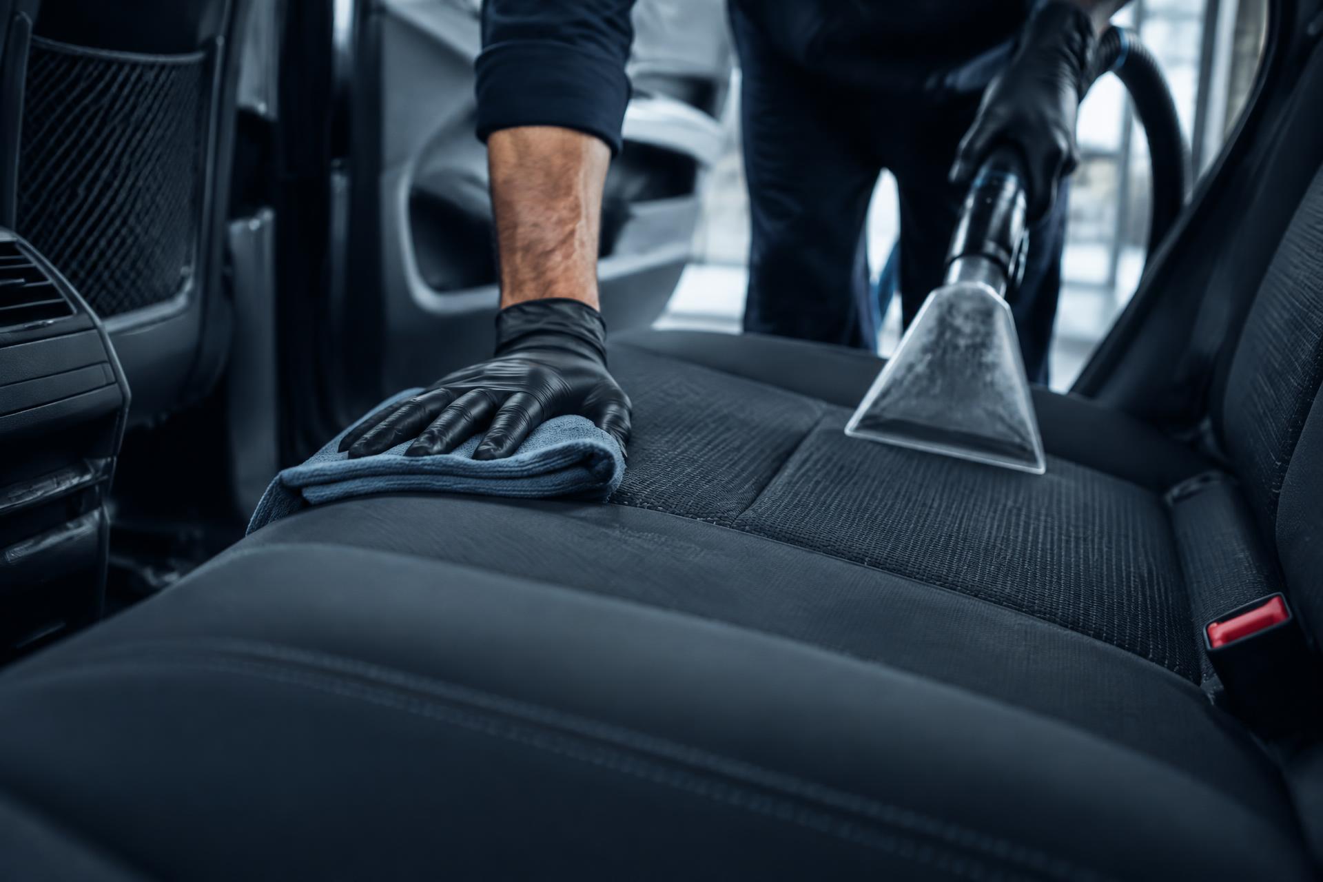 Nettoyage professionnel d'un siège automobile en textile